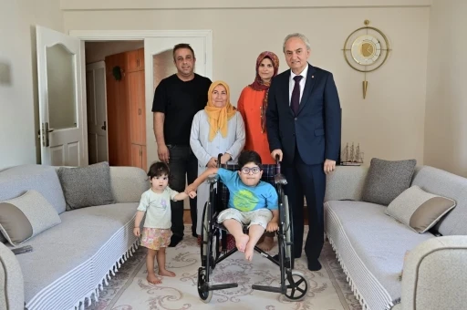 Doğuştan engelli Kerem&rsquo;in karne mutluluğu tekerlekli sandalye ile ta&ccedil;landı
