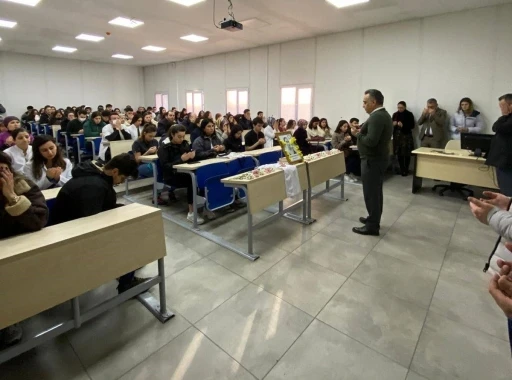 Doktor &ouml;nl&uuml;ğ&uuml;n&uuml; giyemeden vefat eden tıp &ouml;ğrencisi okulunda yad edildi
