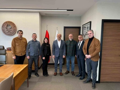 Doktoralı &ouml;ğretmenler, akademik &ccedil;alışmalarındaki problemler i&ccedil;in Eğitim-Bir-Sen&rsquo;i ziyaret etti
