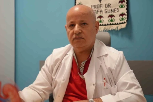 Doktorlar g&ouml;zlerine inanamadı: 1,5 yıl ertelediği ameliyatta karnından dev kitle &ccedil;ıktı
