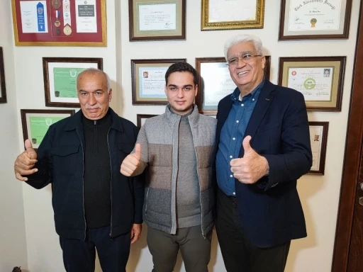 Doktorların 17 yıl önce &quot;ameliyat olmazsa ölür&quot; dediği çocuk doğru teşhisle hayata tutundu
