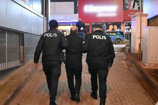 Dolandırıcılık su&ccedil;undan aranan 2 kişi kumar oynarken yakalandı