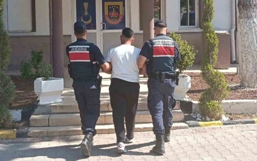 &rsquo;Dolandırıcılık&rsquo; su&ccedil;undan aranan h&uuml;k&uuml;ml&uuml; jandarmadan ka&ccedil;amadı
