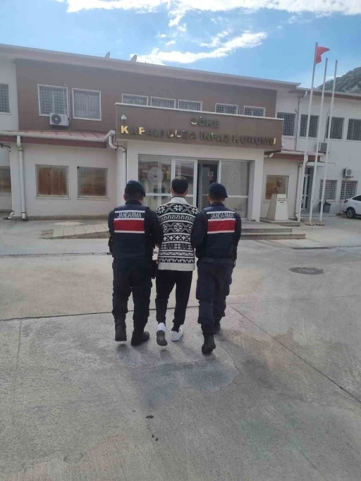 Dolandırıcılık suçundan aranan şahıs Kuşadası’nda yakalandı
