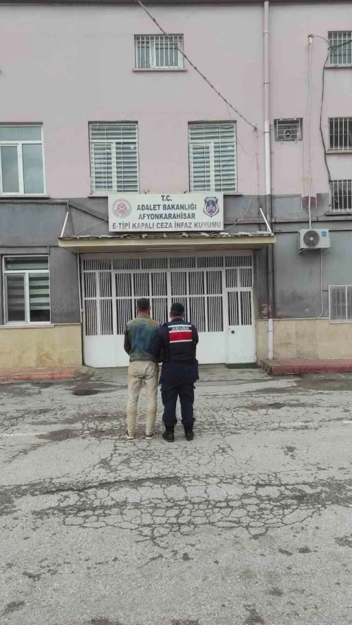 Dolandırıcılık suçundan aranan şahsı jandarma yakaladı
