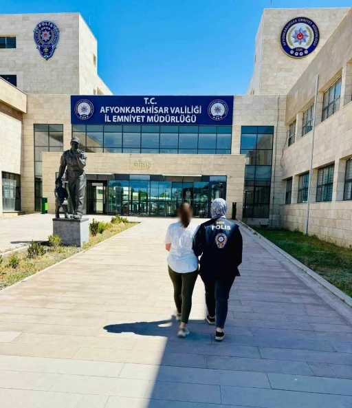 Dolandırıcılık suçundan aranan şahsı polis yakaladı
