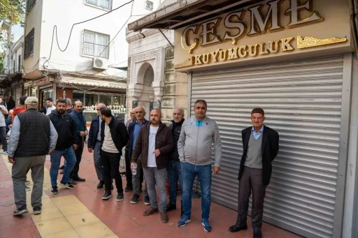 Dolandırıldıklarını iddia eden kuyumcu mağdurları dükkan önünde toplandı
