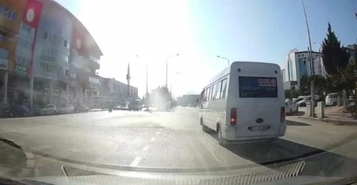 Dolmuş şoförü yolcuların canını hiçe sayarak kırmızı ışıkta geçti