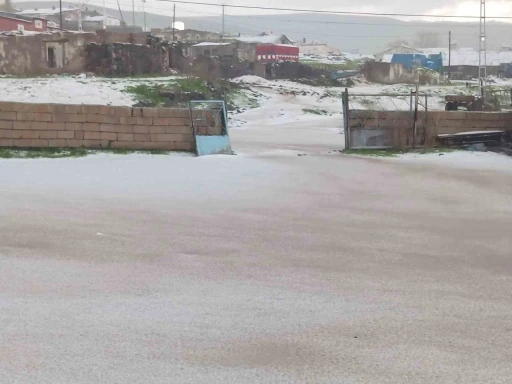 Dolu yağışı Kars’ı beyaza bürüdü
