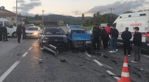 Domani&ccedil;&rsquo;te iki otomobil &ccedil;arpıştı: 3 yaralı
