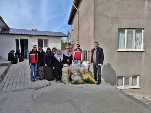 Domaniç’te kadın üreticilere 300 kilo dikimlik sarımsak dağıtıldı
