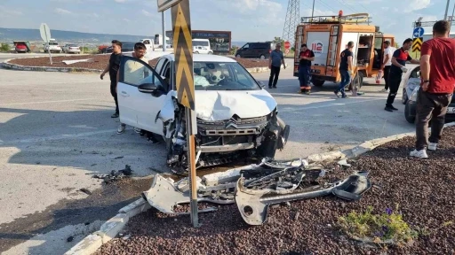 Domani&ccedil;&rsquo;te otomobiller &ccedil;arpıştı: 2 yaralı
