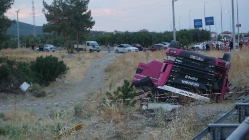 Domates yüklü kamyon şarampole devrildi: 1 ölü
