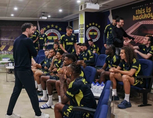Domenico Tedesco, futbolcularla vedalaştı
