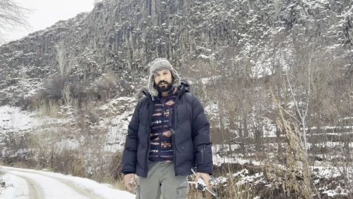 Donan baraj g&ouml;l&uuml;n&uuml;n &uuml;zerine kilim serip oturdu
