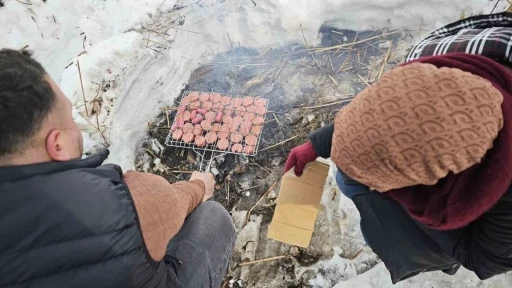 Donan Nazik G&ouml;l&uuml; &uuml;zerinde sucuk ekmek keyfi
