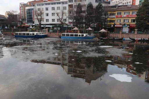 Donan Porsuk &Ccedil;ayı&rsquo;nın buzu erimeye başladı
