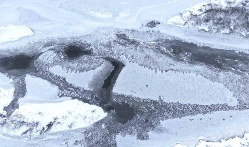 Dondurucu soğukların hakim olduğu Muş&rsquo;ta Karasu Nehri buz tuttu
