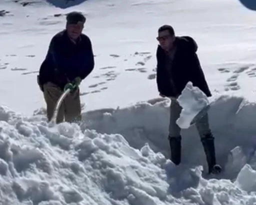 Dondurucu zirvede toplanan kar, yazın serinleten lezzete d&ouml;n&uuml;ş&uuml;yor
