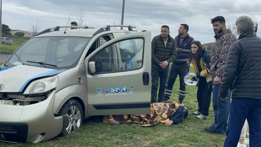 D&ouml;nel kavşakta direğe &ccedil;arpan aracın s&uuml;r&uuml;c&uuml;s&uuml; yaralandı
