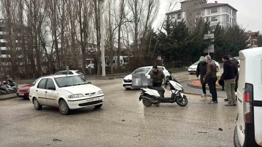 D&ouml;nel kavşakta motosiklet ile otomobil &ccedil;arpıştı
