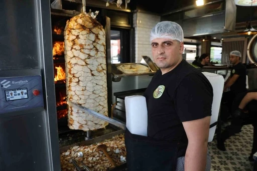 Dönercilerden Adana usulü serinleme: Vücutlarına kalıp buz koyuyorlar
