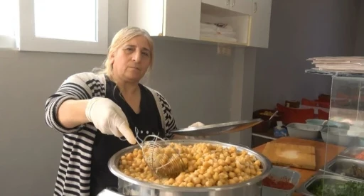 D&ouml;neri ile meşhur Hatay&rsquo;da nohut d&uuml;r&uuml;mc&uuml; kadın vatandaşların damak lezzetini değiştirdi
