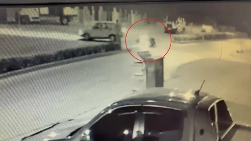 D&ouml;n&uuml;ş yapan motosiklete &ccedil;arptı, olay yerinden ka&ccedil;tı: 1 yaralı

