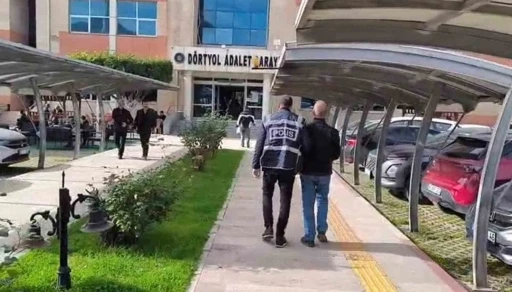 D&ouml;rtyol&rsquo;da asayiş operasyonu; aranan 8 kişi yakalandı
