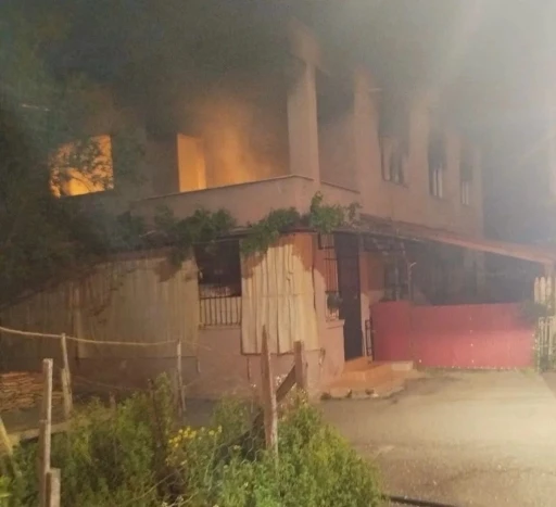 D&ouml;rtyol&rsquo;da m&uuml;stakil evden alevler y&uuml;kseldi
