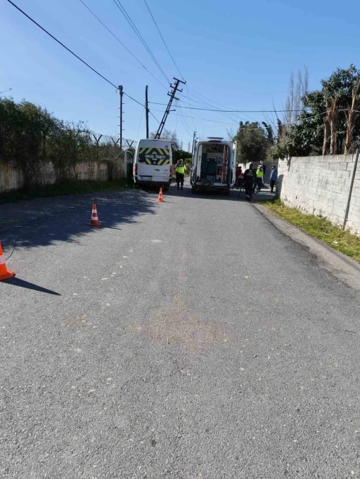 D&ouml;rtyol&rsquo;da &ouml;ğrenci servisi elektrik direğine &ccedil;arptı: 4 yaralı
