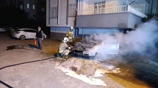 D&ouml;rtyol&rsquo;da otomobilin motoru alevlere teslim oldu
