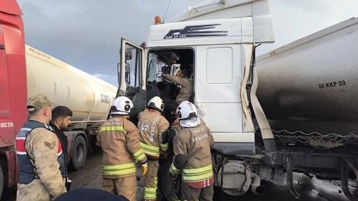 D&ouml;rtyol&rsquo;da tırla &ccedil;arpışan tankerin s&uuml;r&uuml;c&uuml;s&uuml; yaralandı
