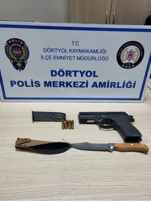 D&ouml;rtyol&rsquo;da &uuml;zerinden silah ve bı&ccedil;ak &ccedil;ıkan şahıs tutuklandı
