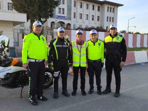 Dörtyol’un sevilen ismi Ömür, polis yeleği giyerek trafik denetimine çıktı
