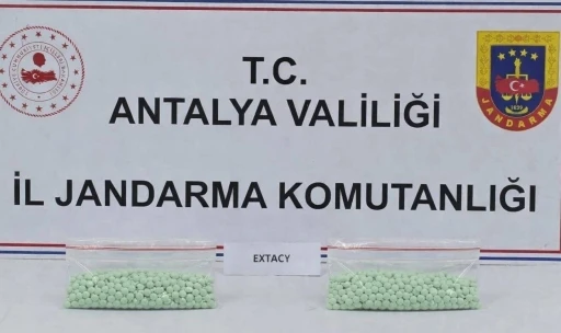 D&ouml;şemealtı&rsquo;nda bin 104 adet uyuşturucu hap ele ge&ccedil;irildi
