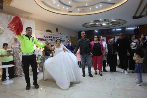 Down sendromlu Ezgi’nin düğün hayali gerçek oldu, mutluluğuna ortak olan polisler yürekleri ısıttı
