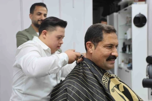 Down sendromlu kuaför Şükrü’den Vali Masatlı’ya yürek ısıtan tıraş
