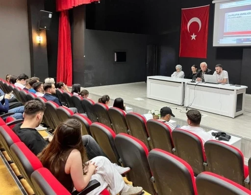 DP&Uuml; Domani&ccedil; Hayme Ana MYO&rsquo;da &rsquo;Avrupa Birliği ve Demokrasi&rsquo; farkındalığı semineri d&uuml;zenlendi
