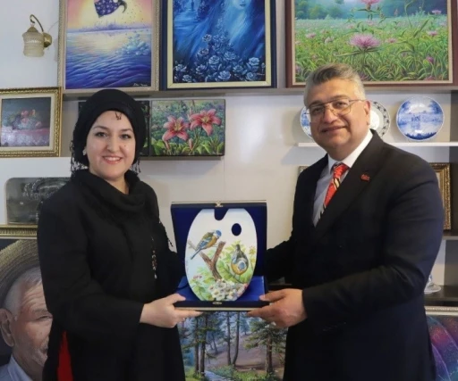 DPÜ Rektörü’nden Ressam Dilek Kocaman Yılmazer Atölyesi’ne ziyaret
