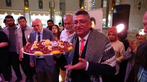 DPÜ Rektörü, öğrencilerle çiğ köfte yoğurdu, halay çekti
