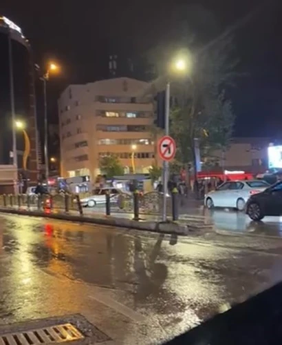 Drift atan s&uuml;r&uuml;c&uuml; zincirleme kazaya neden oldu, o anlar kamerada
