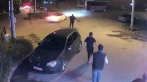 Drift yapan lüks otomobili, tabureyle kovaladı: O anlar kamerada
