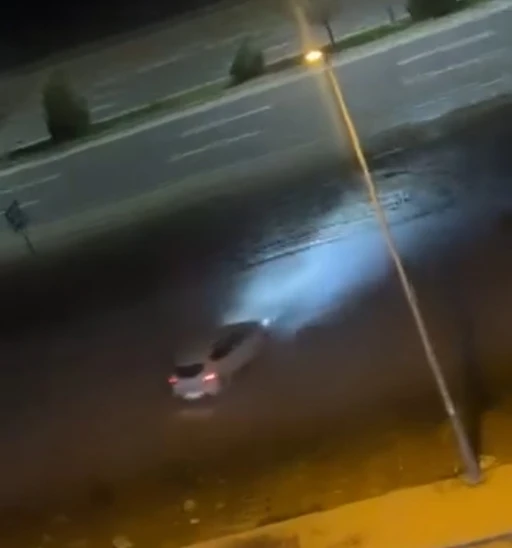 Drift yaparak trafik g&uuml;venliğini tehlikeye atan s&uuml;r&uuml;c&uuml; kamerada

