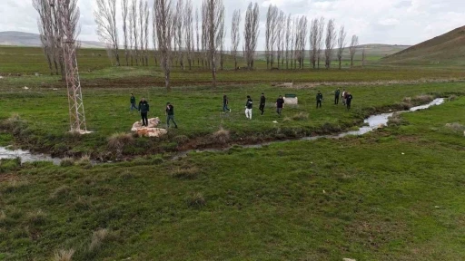 DSİ heyeti Topraksu G&ouml;leti Sulaması sahasında incelemelerde bulundu
