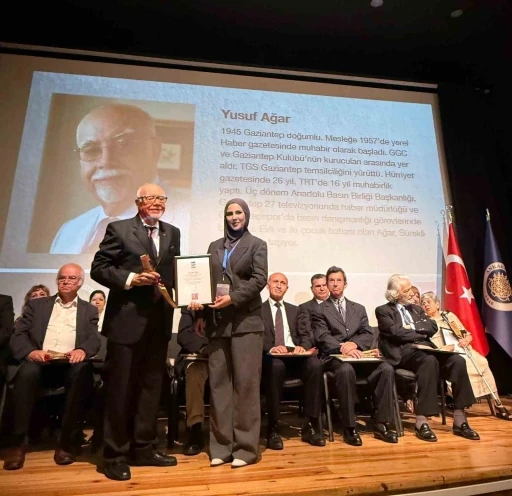 Duayen Gazeteci Ağar&rsquo;a "Meslekte 50 Yıl Onur &Ouml;d&uuml;l&uuml;" verildi
