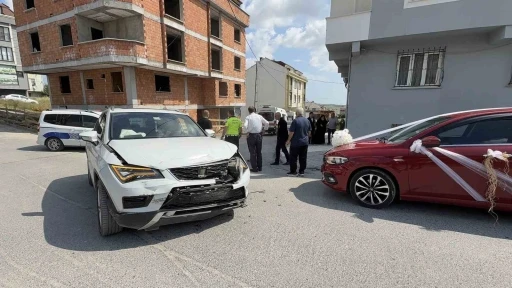Düğün konvoyu kazaya karıştı, bir otomobil bina boşluğuna düştü
