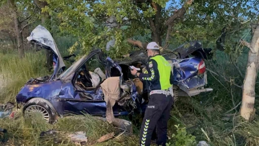 D&uuml;ğ&uuml;n konvoyunda feci kaza: 1 &ouml;l&uuml;, 1 yaralı
