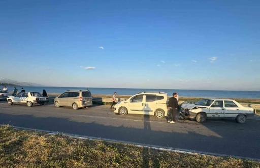 D&uuml;ğ&uuml;n konvoyunda kaza: 3 yaralı
