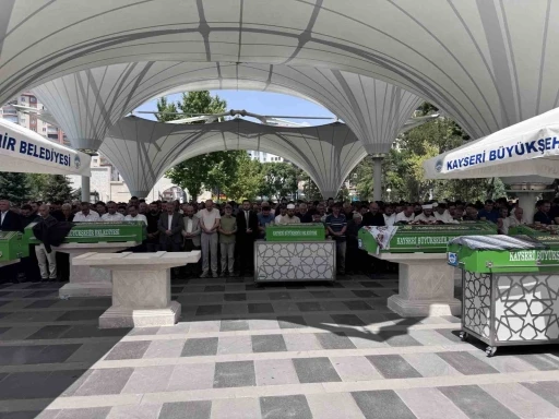 D&uuml;ğ&uuml;n konvoyundaki kazada hayatını kaybeden gen&ccedil; kadın toprağa verildi
